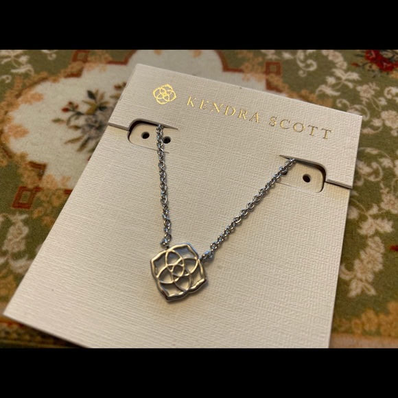 Kendra Scott Decklyn Medallion logo pendant silver - Picture 3 of 3